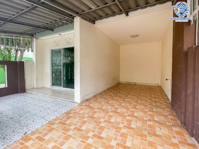 ทาวน์เฮ้าส์มือสองนนทบุรี ม.ไลโอ วงแหวน-ปิ่นเกล้า #หลังมุม เนื้อที่ 17.2 ตร.ว. ฟังก์ชัน 3 ห้องนอน 2 ห้องน้ำ 1 ที่จอดรถ ทำเลดี เชื่อมต่อถ.กาญจนาภิเษก ถ.รัตนาธิเบศร์ ใกล้เซ็นทรัลเวสต์เกต และรถไฟฟ้าสายสีม่วง "สถานีตลาดบางใหญ่" ในราคาถูก!...